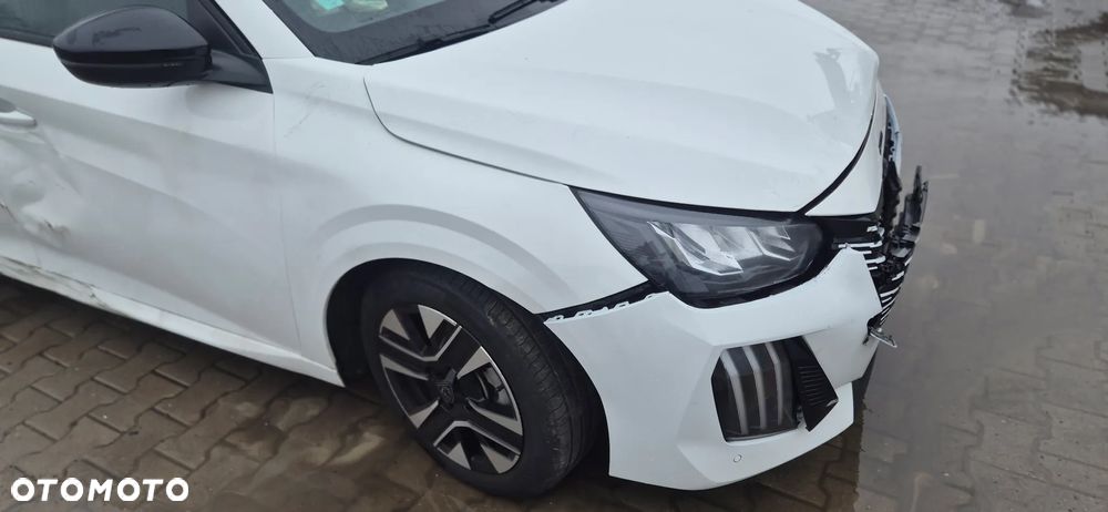 Peugeot 208 - 8
