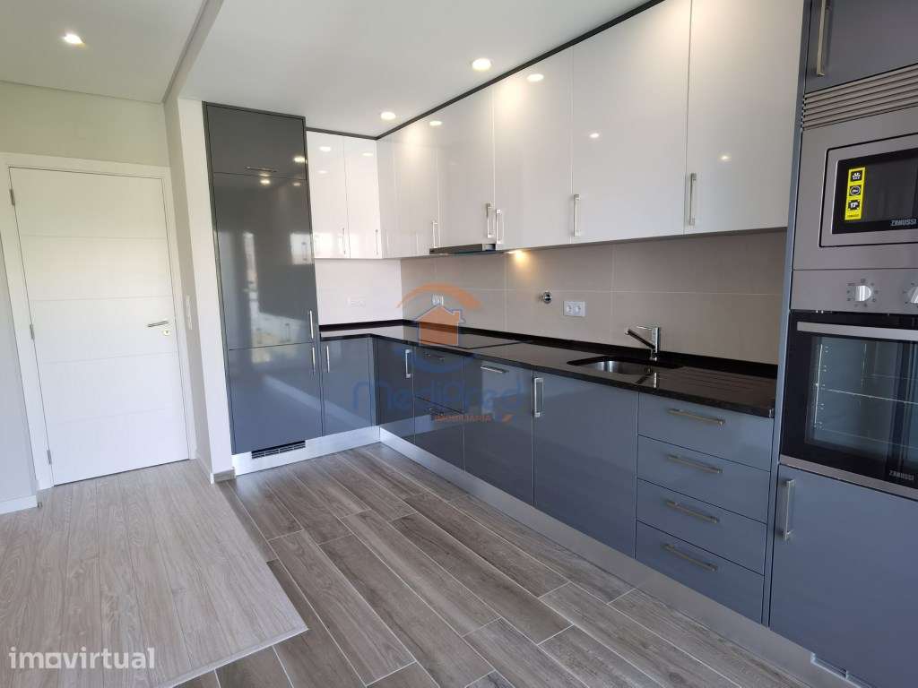Moradia Bifamiliar com 2 Pisos e Garagem | Vale Grande, Famões - Grande imagem: 4/26