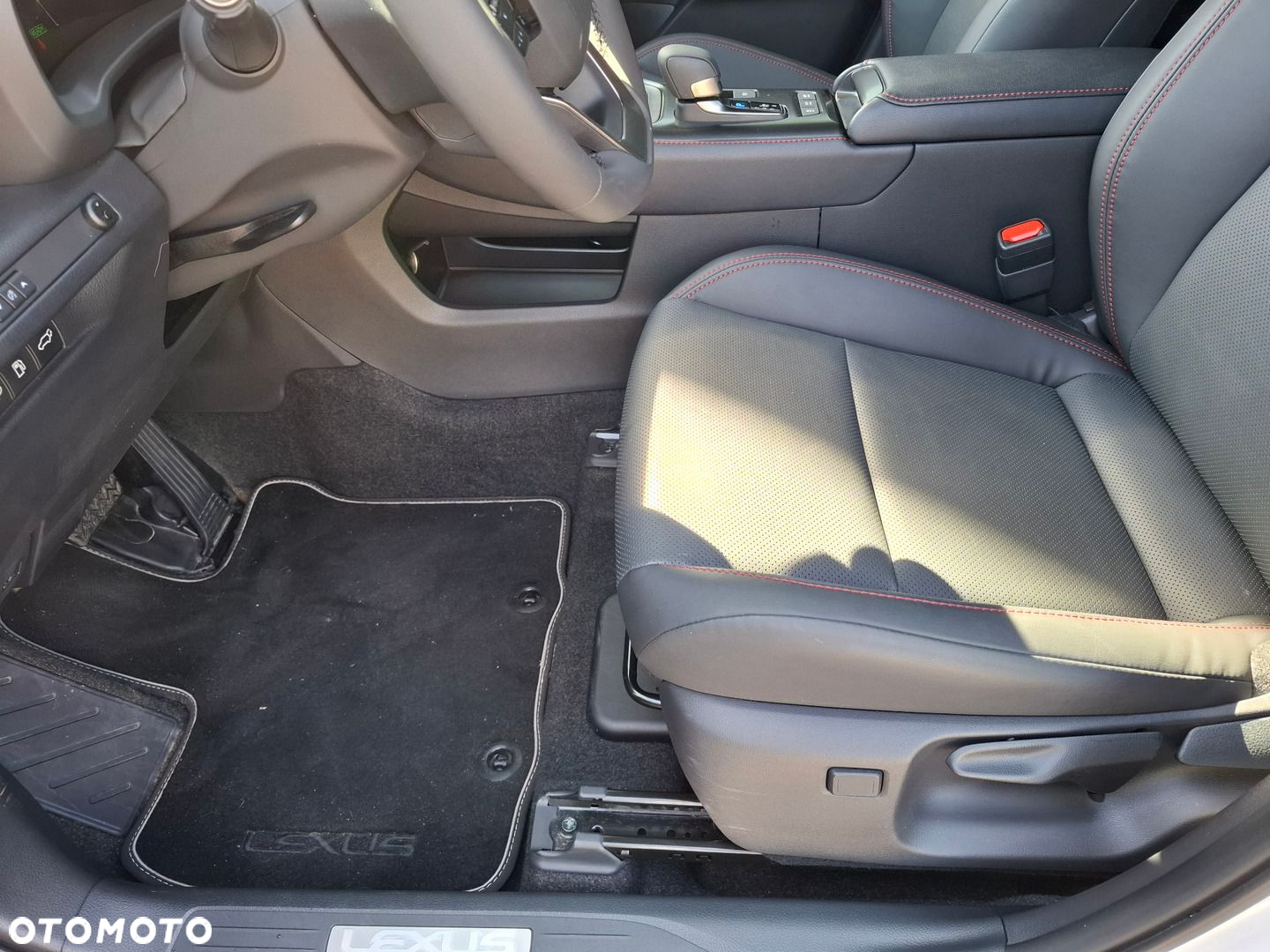 Lexus LBX 1.5 Hybrid Emotion - 14