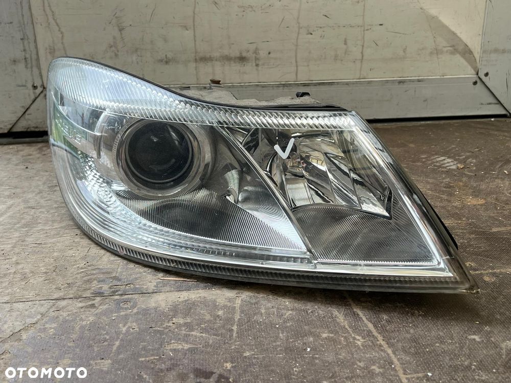 Lampa prawy prawa przednia przód Skoda Octavia II lift 1z1941015f