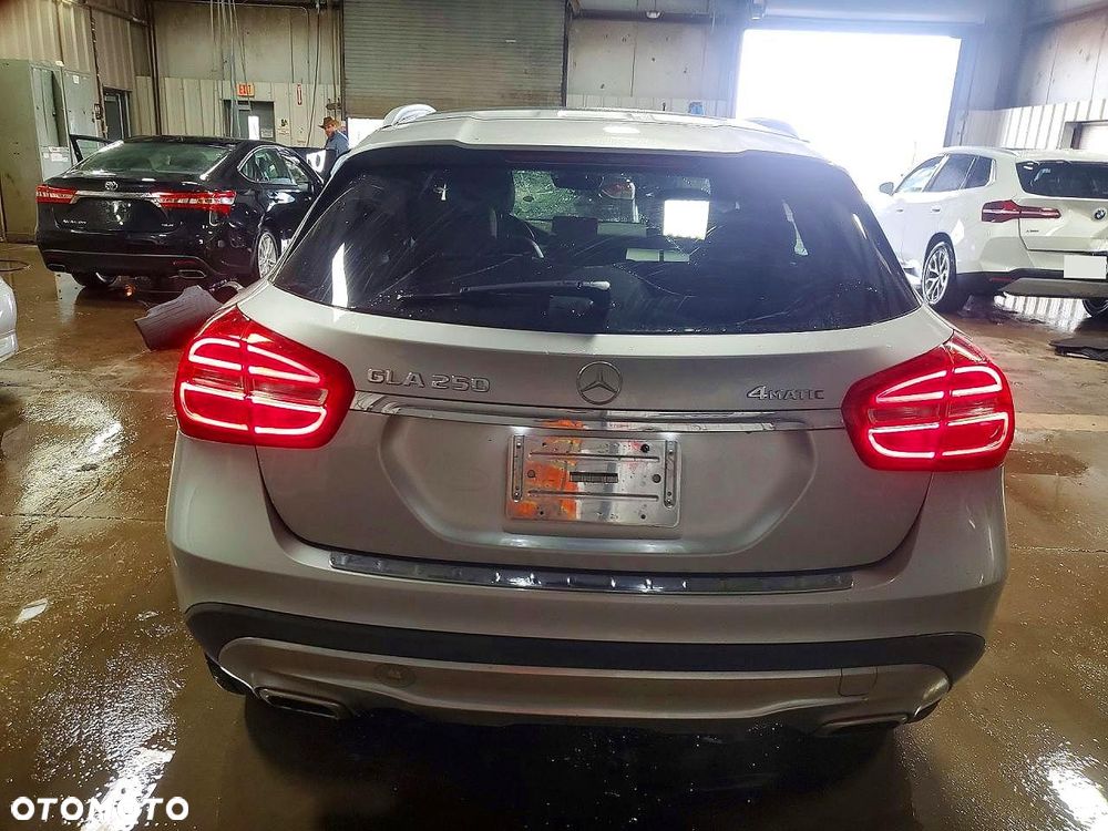 Mercedes-Benz GLA 250 4Matic 7G-DCT - 6