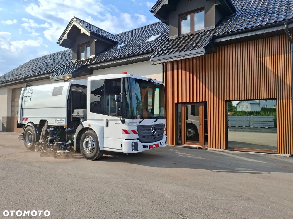 Mercedes-Benz Econic 1827 Zamiatarka FAUN Viajet EURO 6 PM10 Dodatkowy Silnik W Zabudowie Dodatkowa Szczotka Odchwaszczarka Dodatkowy Zbiornik Wody Rura do Liści Studzienek Samochód Jak Nowy 860 km Przebiegu 2023 Rok Zamiatarka Uliczna - 6