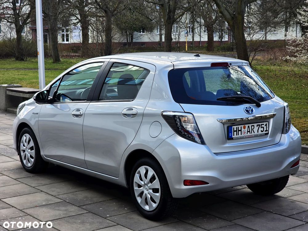 Toyota Yaris Hybrid 100 Premium - 4