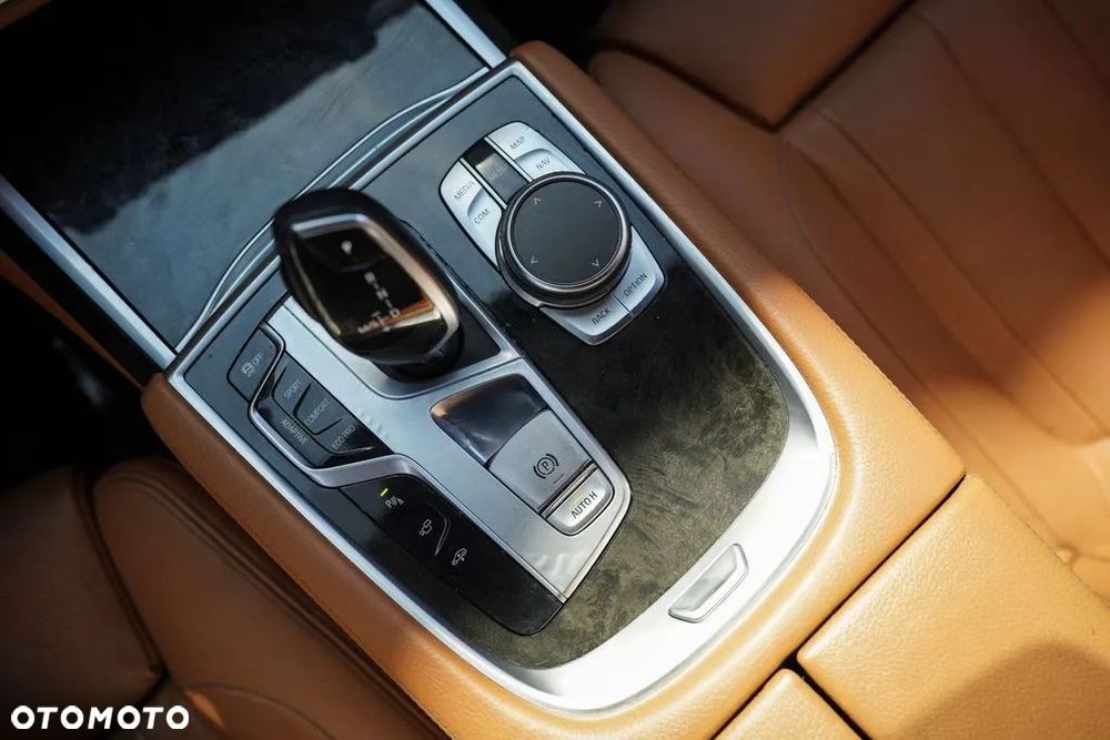 BMW Seria 7 740i - 25