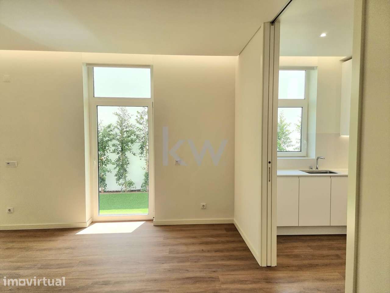 Apartamento T2, terraço de 53m2 novo, na praça do Chile com garagem - Grande imagem: 5/10