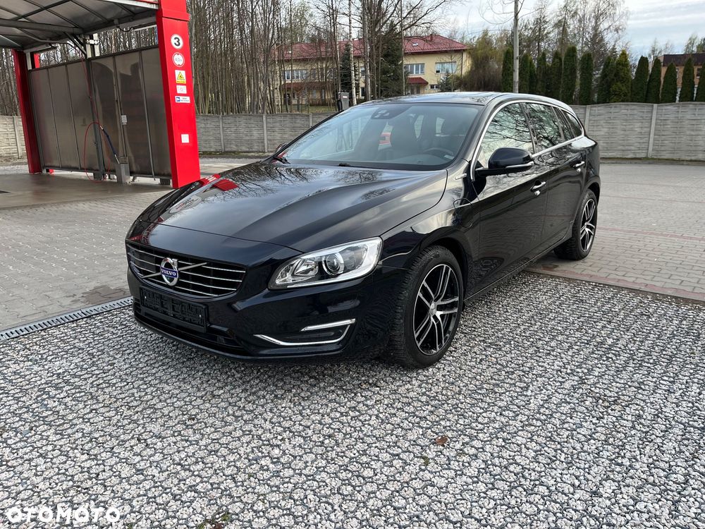Volvo V60 D6 AWD Plug-in Hybrid R-Design Summum - 11