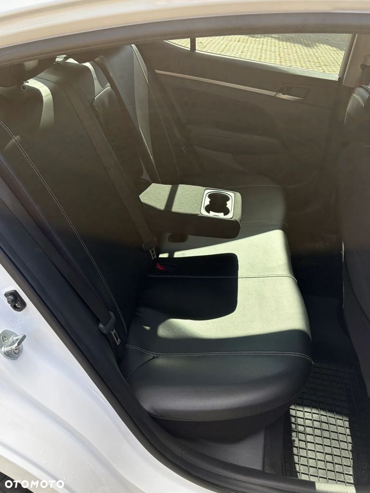 Hyundai Elantra - 8
