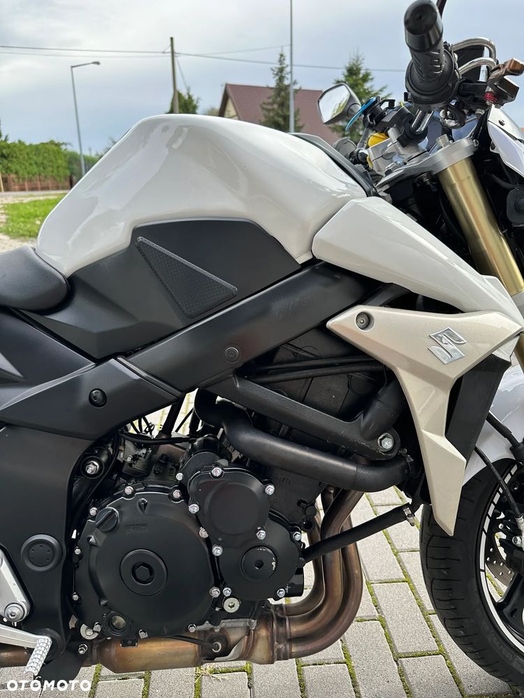 Suzuki GSR - 21