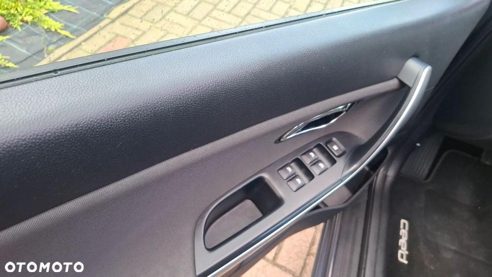 Kia Ceed 1.6 GDI Fifa World Cup Edition - 12