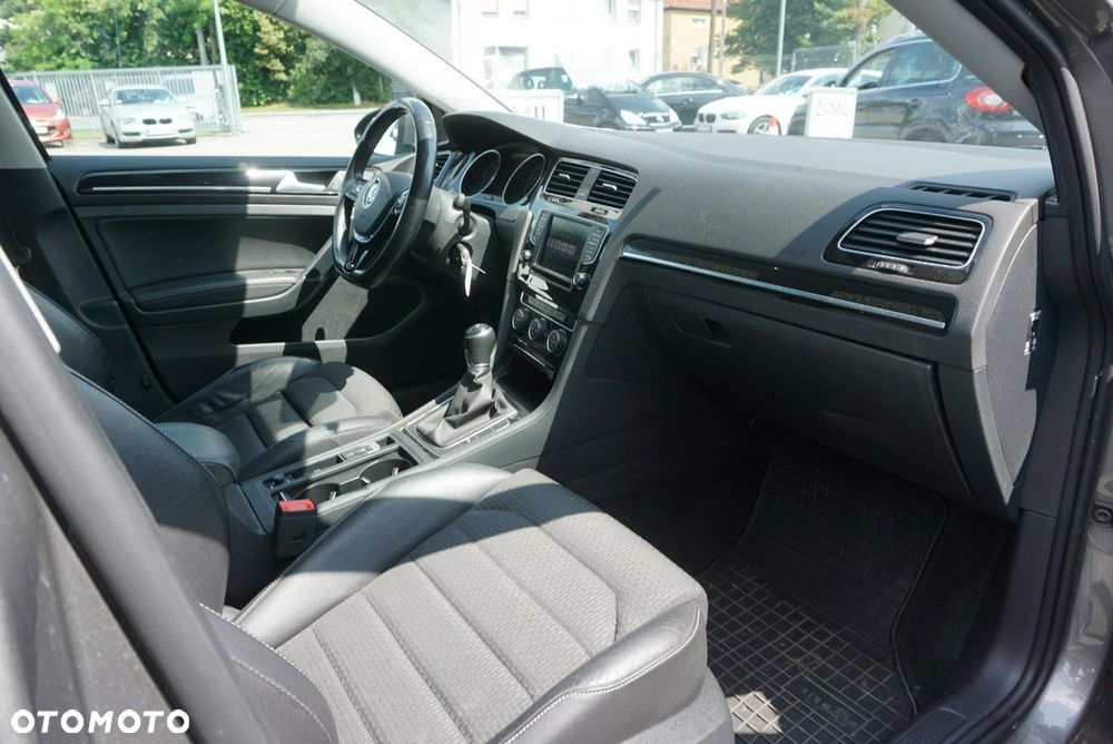 Volkswagen Golf - 24