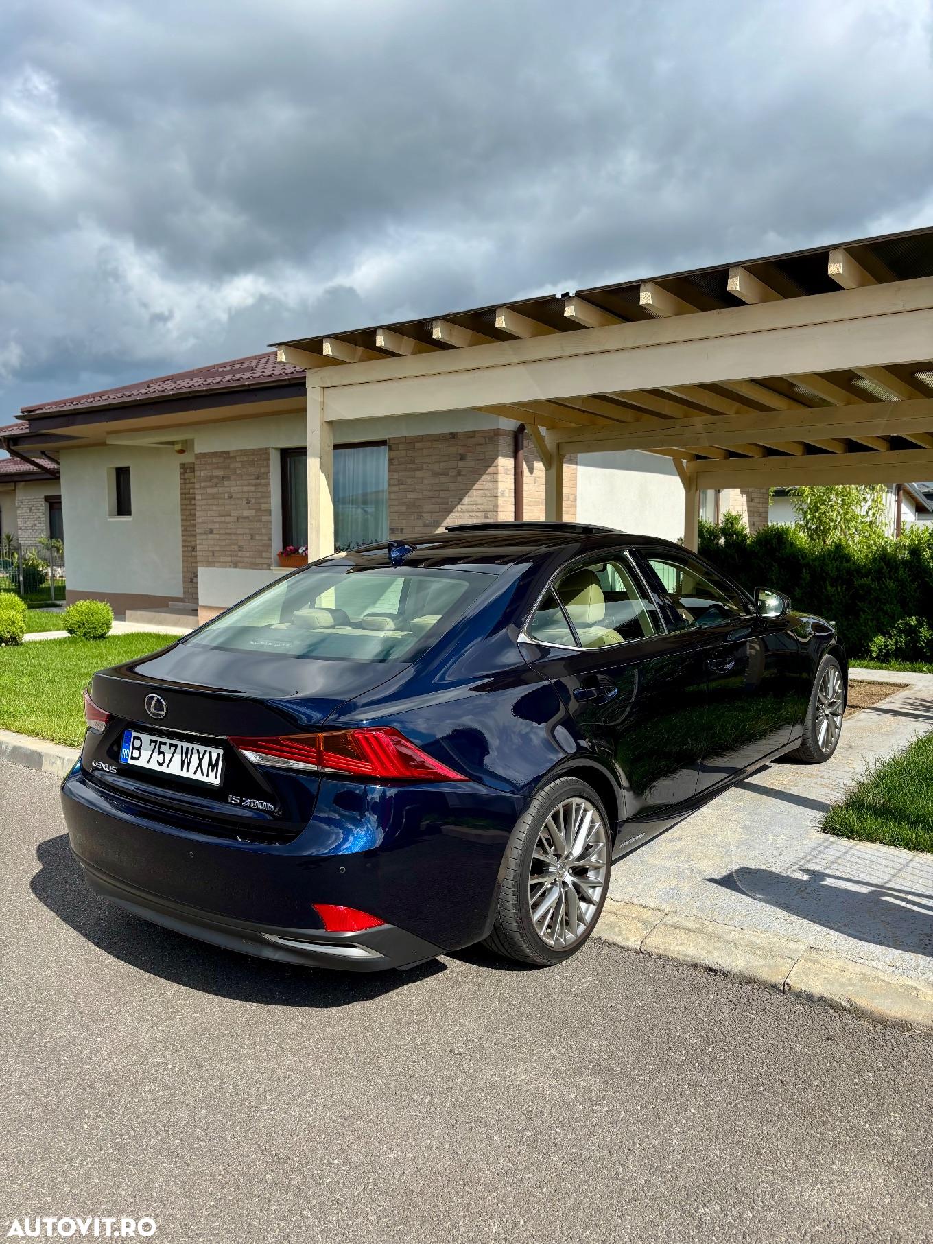 Lexus Seria IS 300h Aut. Luxury - 4