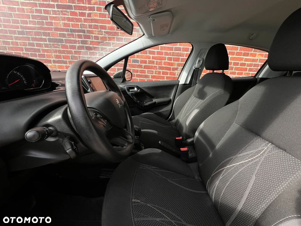 Peugeot 208 - 12