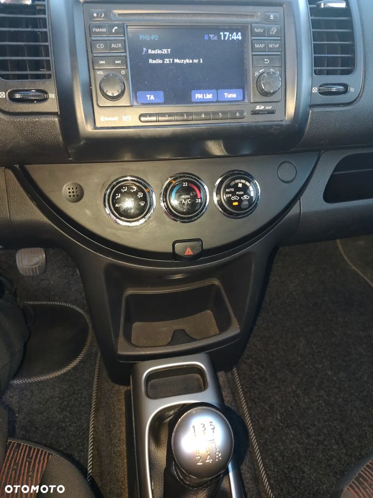 Nissan Note 2010 photo 5