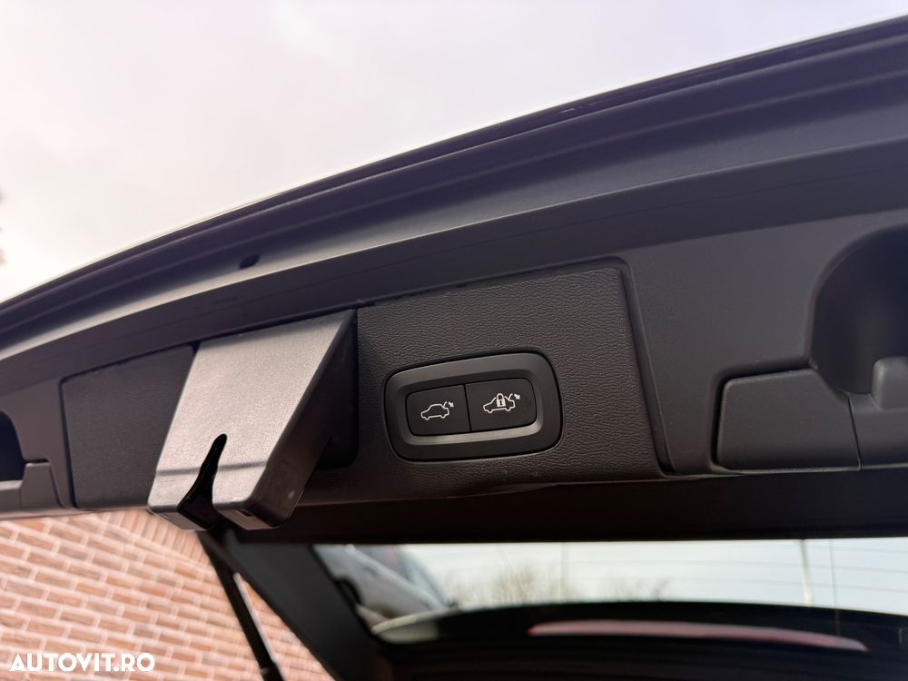 Volvo XC 60 B4 MHEV AT AWD Ultimate Dark - 40