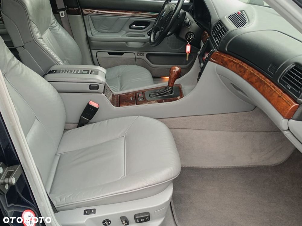 BMW Seria 7 750i - 28