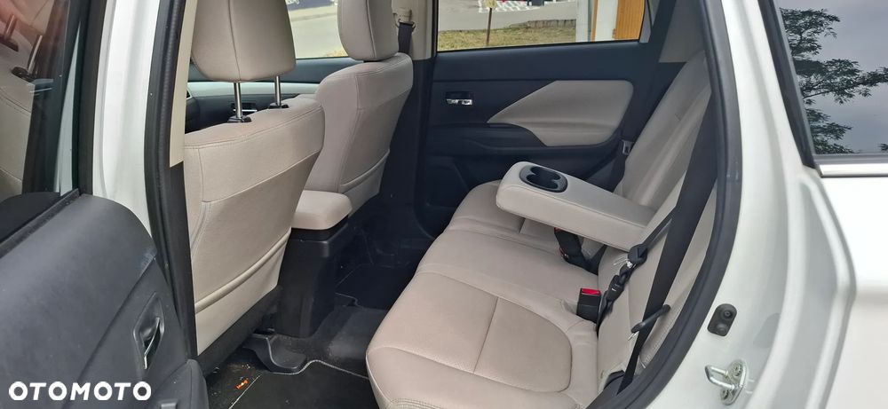 Mitsubishi Outlander Instyle NAVI + - 9