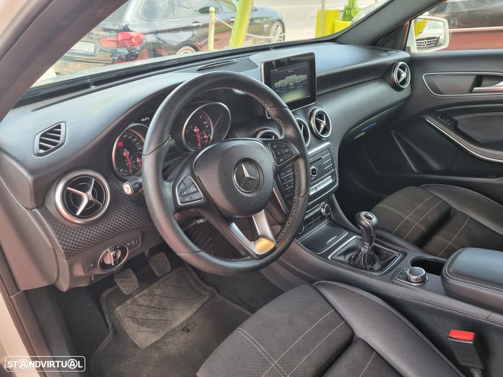 Mercedes-Benz A 180 d AMG Line - 29