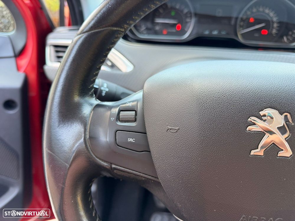 Peugeot 208 1.2 PureTech Style - 32