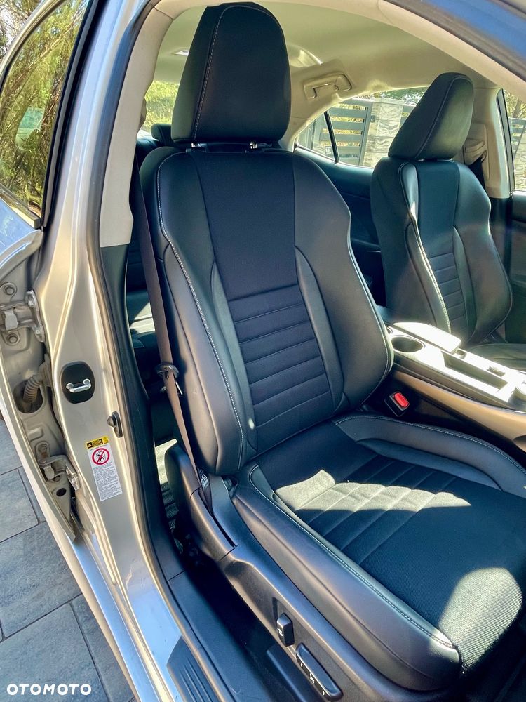 Lexus IS 300h Elegance - 12