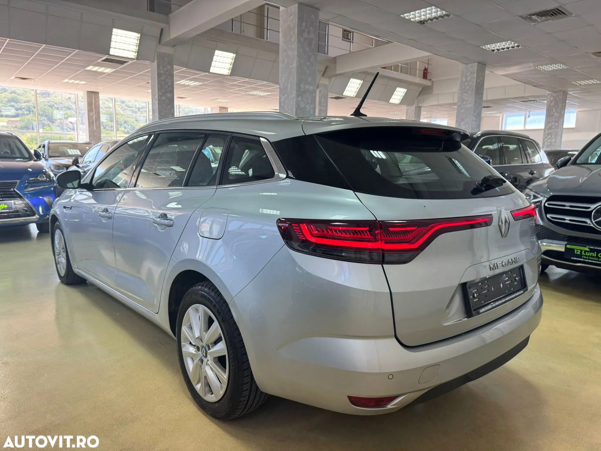 Renault Megane Grandtour E-TECH Plug-in 160 BUSINESS EDITION - 10