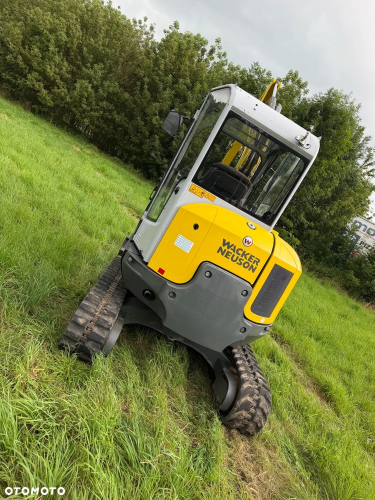 Wacker Neuson EZ38 koparka Gąsienicowa 4 tony. 2018 rok. Maszyna jak nowa 1600mtg.  Aktualna DEKRA BMWT 2026r. dodatkowa linia Hydrauliczna. Zamki na tłokach. Szybko-złącze Hydrauliczne. zmiana łyżek bez wychodzenia z Kabiny! Ani deka luzów wycieków. Okazja! 2 łyżki Oryginalne skandynawskiego typu. Yanmar silnik. Maszyna z Norwegii z Gospodarstwa Aktualna Dokumentacja! ani deka luzów i wycieków! OKAZJA Linia Hydr. Plus. Długie ramię PLUS. Oświetlenie LED. Gąski bardzo ładne. Wielka Okazja! Pełne sterowanie z dżojstików!! - 7