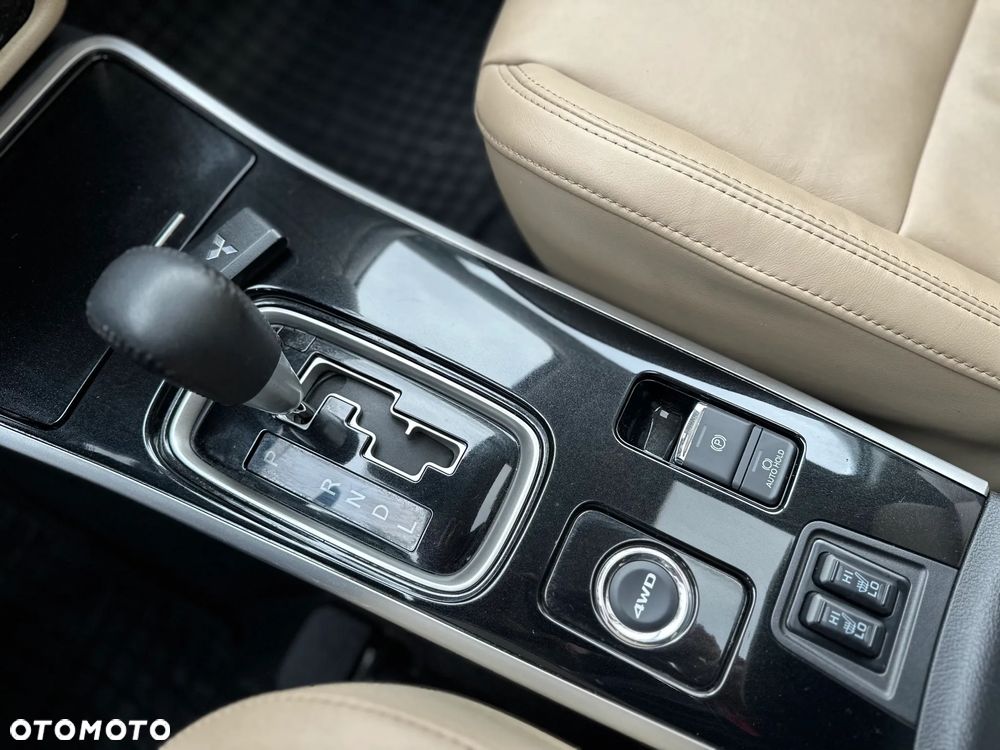 Mitsubishi Outlander 2.0 Instyle + 4WD CVT - 21