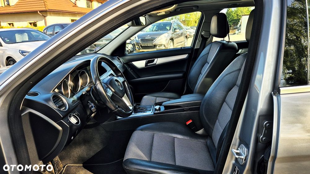 Mercedes-Benz Klasa C 180 BlueEFFICIENCY 7G-TRONIC Avantgarde - 32
