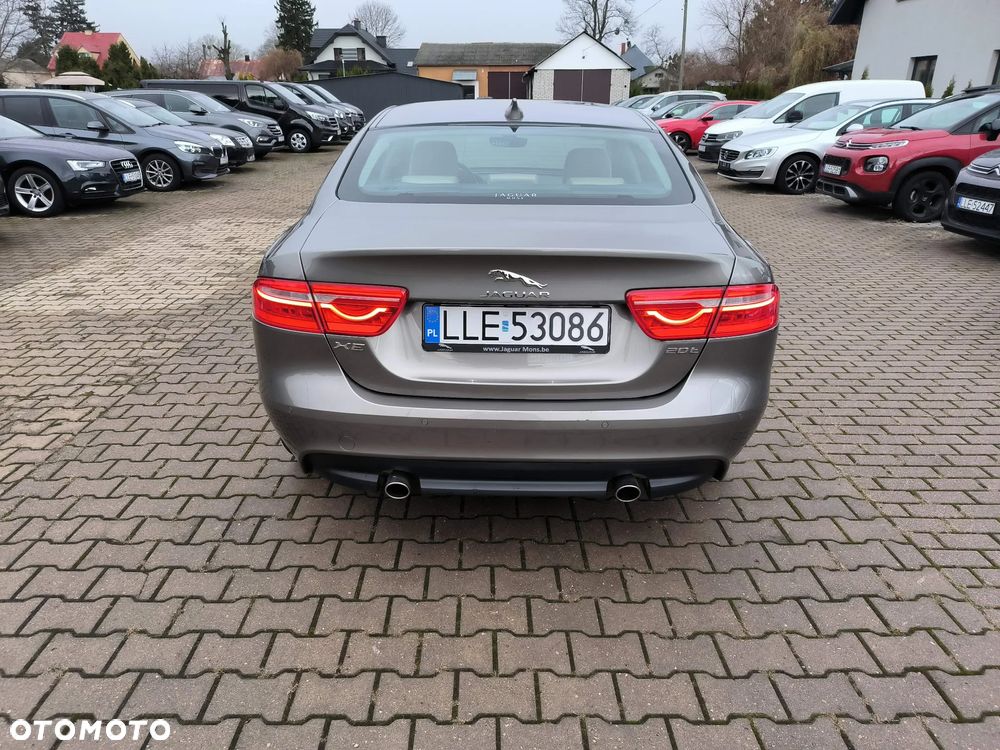 Jaguar XE 2.0 T Prestige - 24