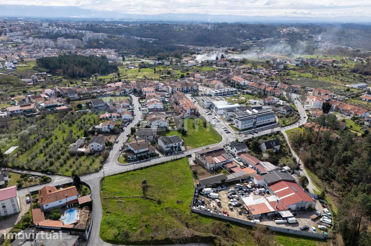 Terreno para construção de 2 Moradias Bifamiliares com 2058 m2 - Grande imagem: 4/9