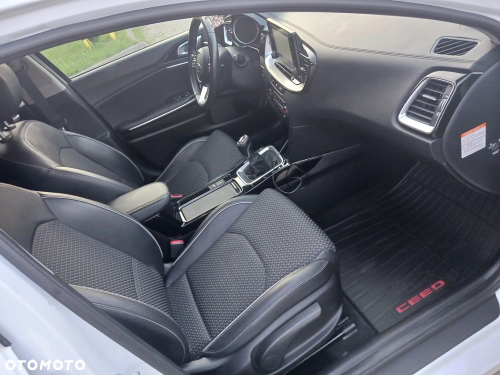 Kia Ceed 1.6 CRDi mHEV L Business Line - 9