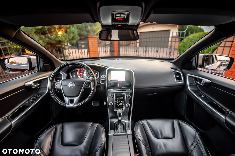 Volvo XC 60 D5 AWD R-Design Momentum - 33