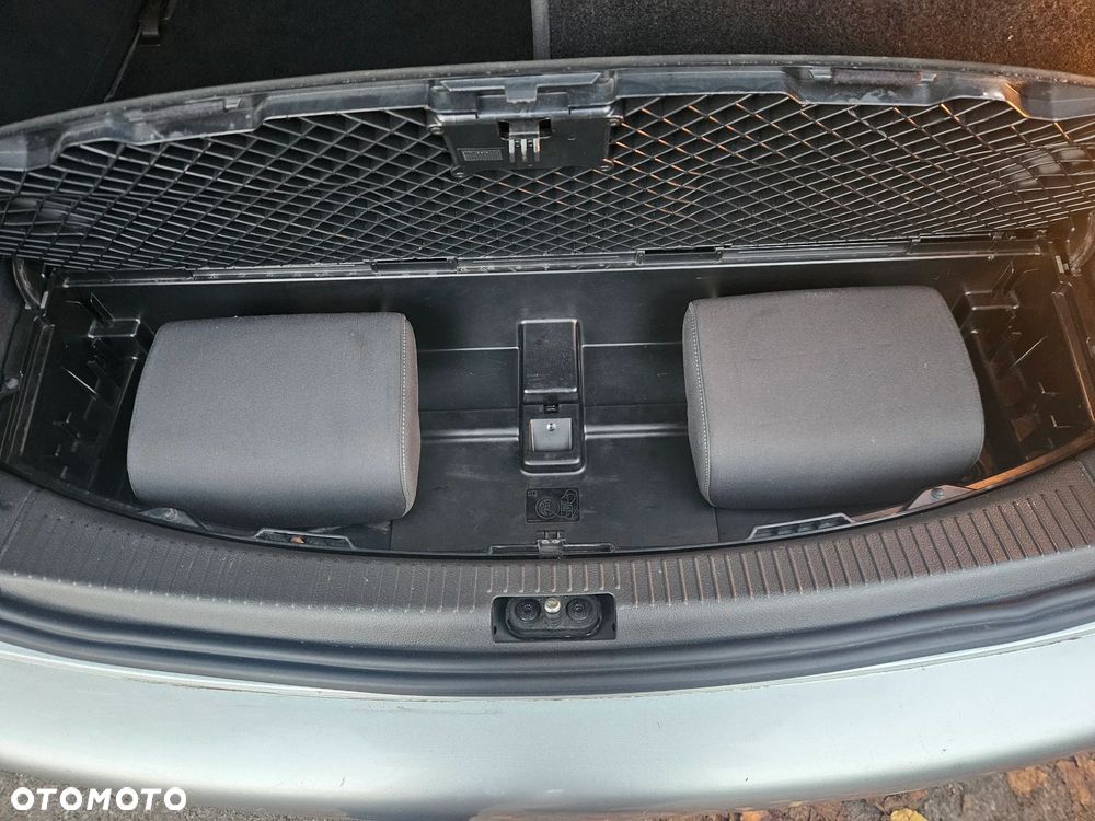 Volkswagen Touran - 12