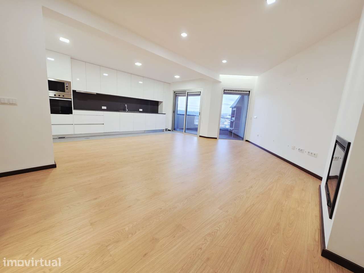 Vende-se T3 semi-novo com 1 ano de uso centro de Oliveira de Azeméis - Grande imagem: 2/22