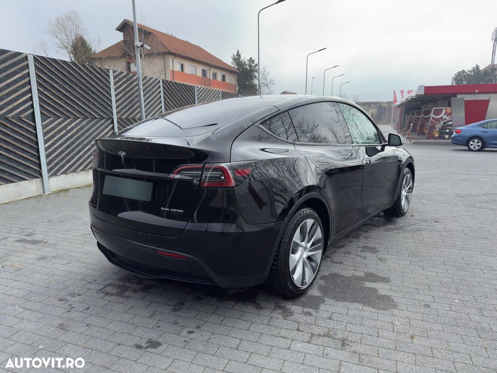 Tesla Model Y Long Range AWD - 12