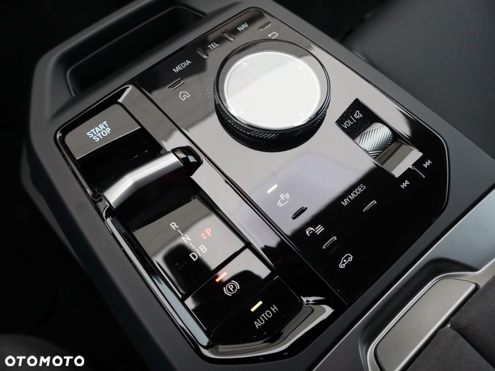 BMW iX - 13