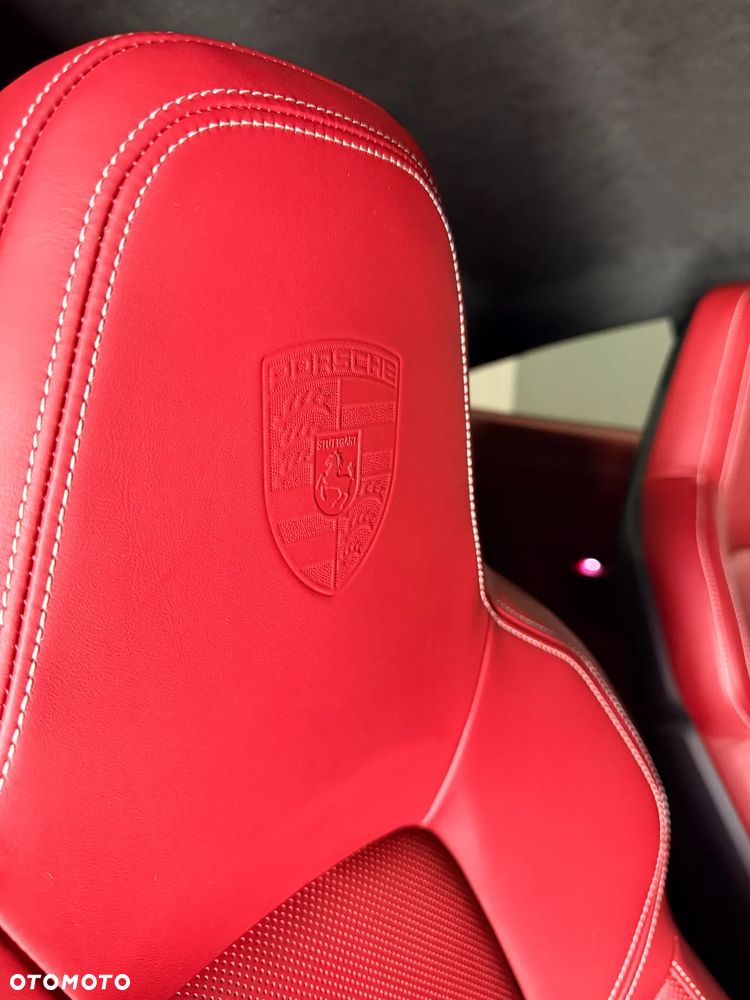 Porsche 911 Carrera 4 GTS - 31