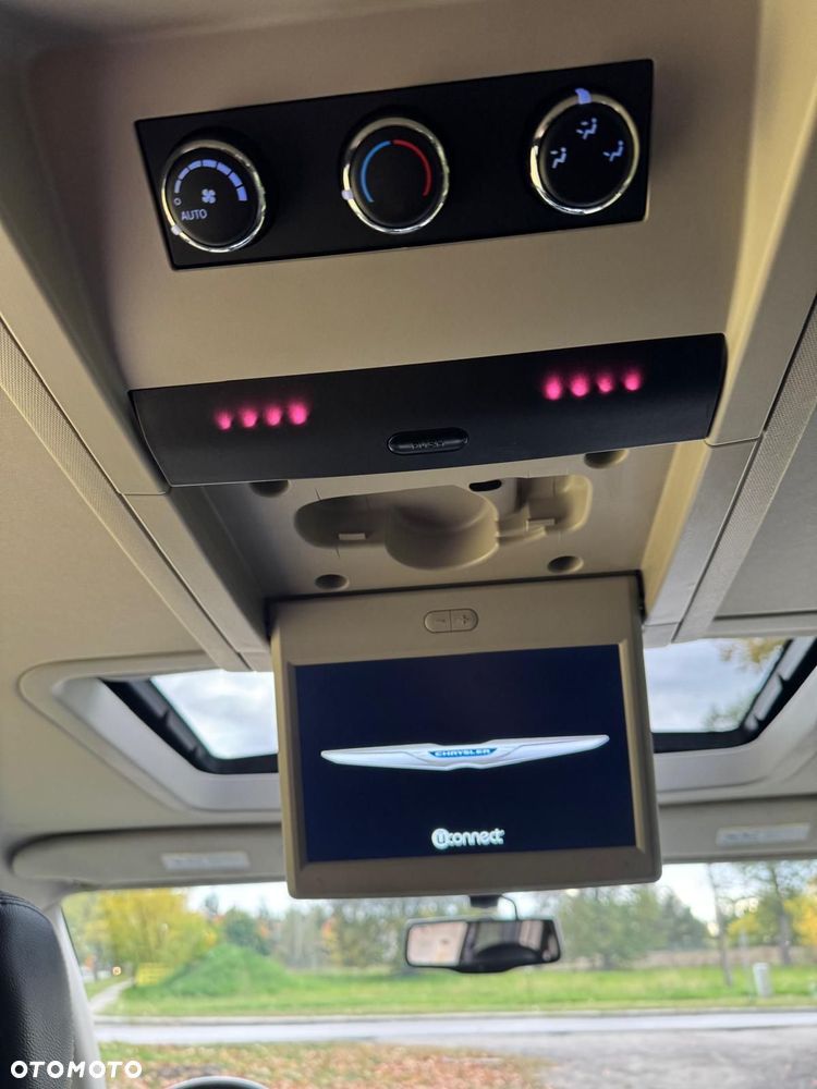 Chrysler Town & Country - 32