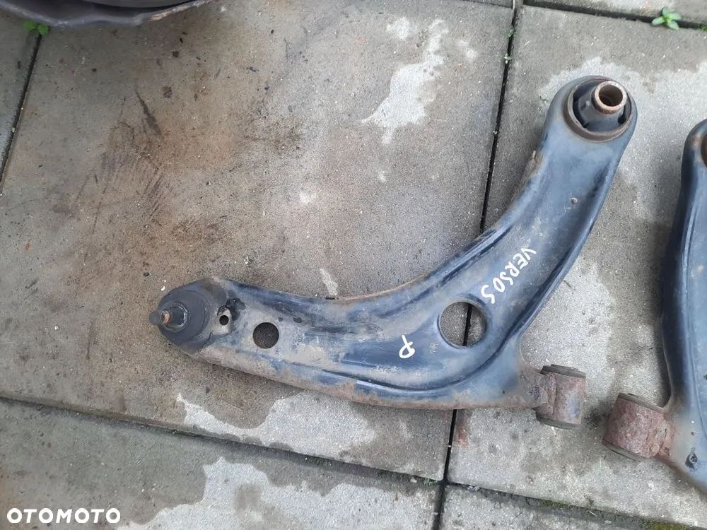 WAHACZ PRAWY LEWY TOYOTA VERSO S 2010- - 3