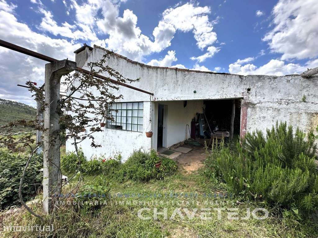 Quintinha com duas casas de campo e uma arrecadação a cerca de 4 km... - Grande imagem: 5/45