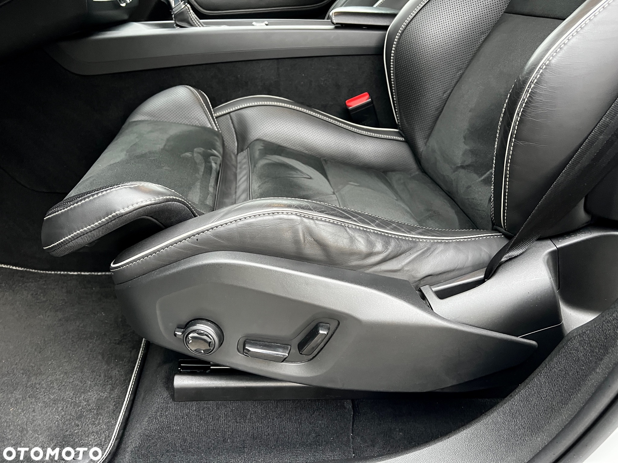 Volvo XC 60 D4 AWD R-Design - 32