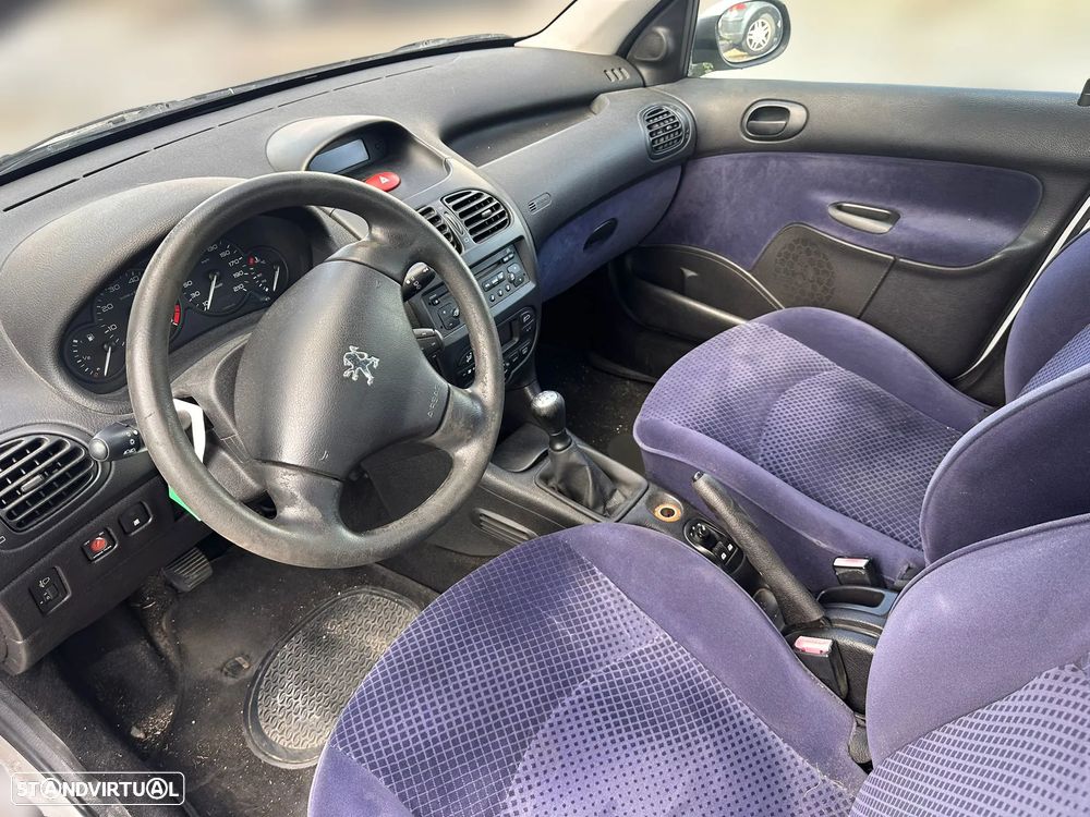 PEUGEOT 206 Hatchback (2AC) 1.4 16V Gasolina 88 cv  65 kW 2003 - 2008 KFU (ET3J4) para peças - 5