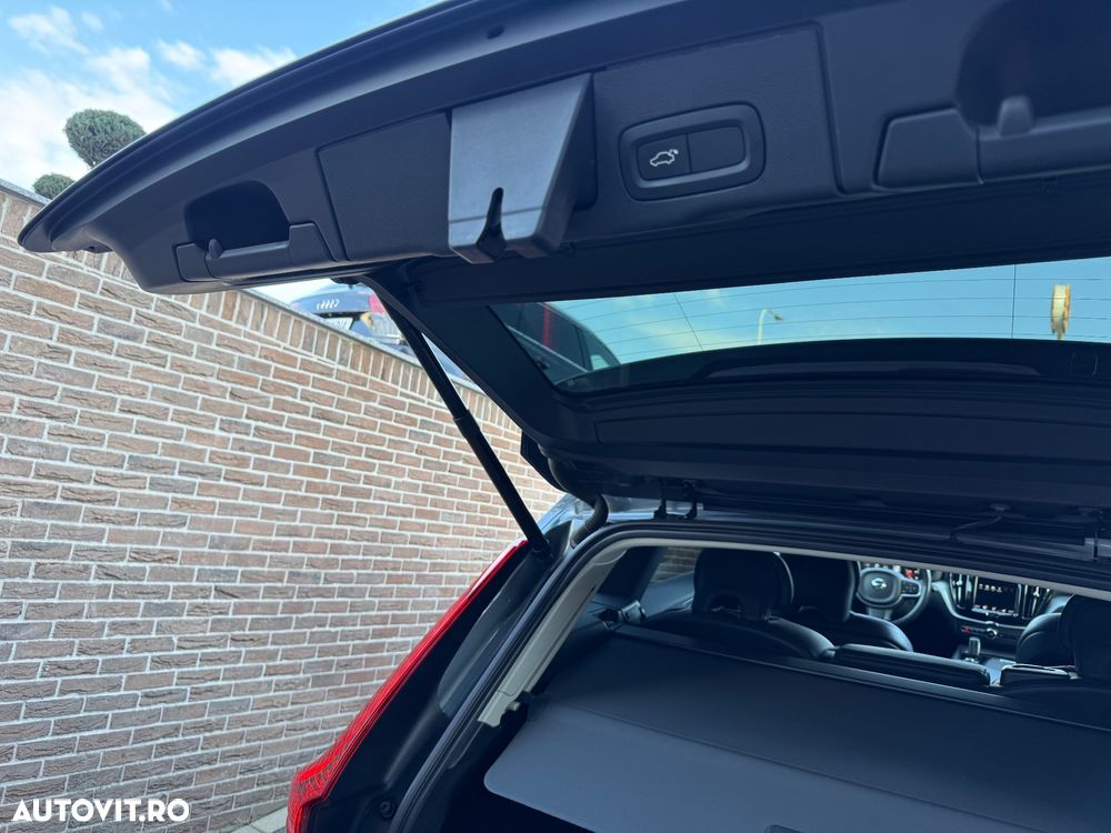 Volvo XC 60 B4 MHEV AWD Momentum Pro - 31