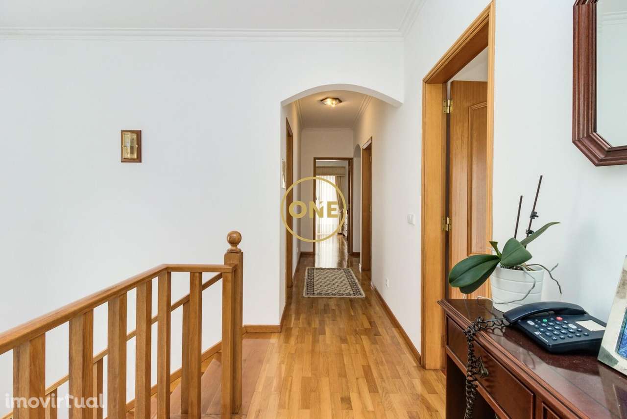 Moradia T4 com Jardim e Garagem na Ramada, Odivelas - Grande imagem: 2/59