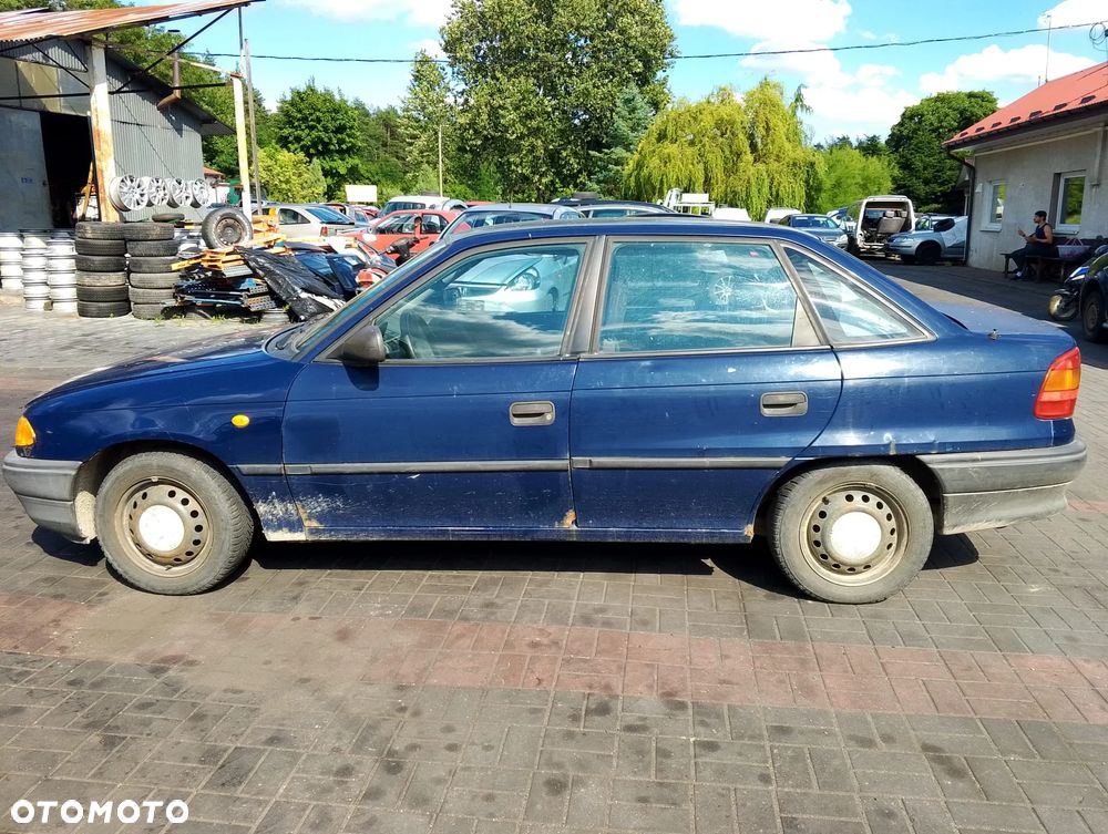 Opel Astra F (94-02r.) 1.6B 74KM. Silnik X16SZR Skrzynia F13 W374.Cały na części. GWARANCJA !!! Przód Tył Zestaw Komplet Drzwi Klapa Zderzak Błotnik Maska Grill Atrapa Szyba Pas Lampa Lusterko Boczki Fotel Kanapa Kokpit Deska Rozdzielcza Przełącznik Włącznik Sterownik Przewody Wiązka Instalacja Moduł Komputer Czujnik Listwa Pompa Alternator Wtryski Głowica Rozrusznik Kompresor Sprzęgło Dwumas Silnik Skrzynia ABS Klimatyzacji Paliwa Wspomagania Kolektor Turbina Przepustnica Zawór Chłodnica Koło Hak Belka Sanki Zawieszenie Mcpherson Półoś Amortyzator Wydech Tłumik Zacisk Most - 5