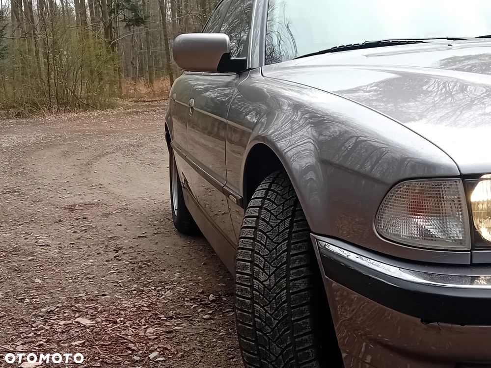 BMW Seria 7 740i V8 - 8
