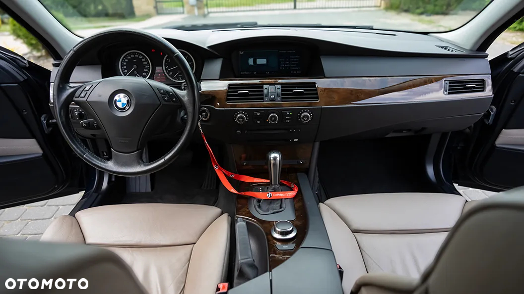 BMW Seria 5 530i Touring - 34