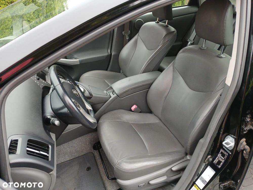 Toyota Prius (Hybrid) Executive - 26