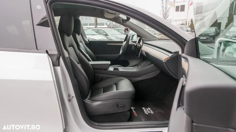 Tesla Model Y Long Range Dual Motor AWD - 24