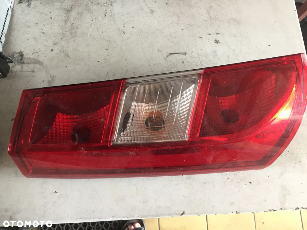 DACIA DOKKER 19R LAMPA LEWA TYŁ