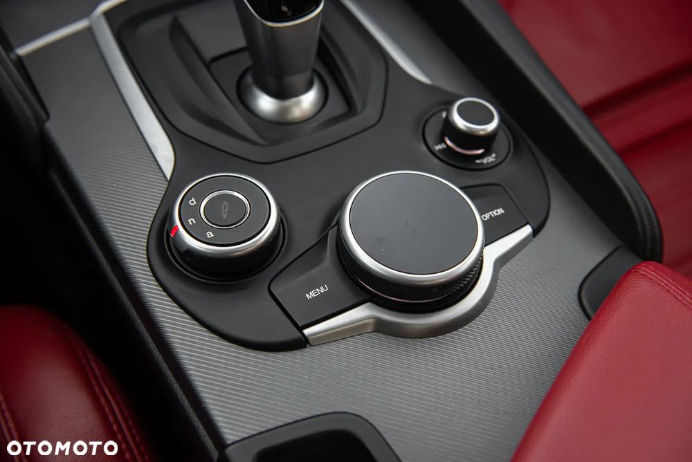 Alfa Romeo Giulia 2.0 Turbo 16V AT8-Q4 Veloce - 32